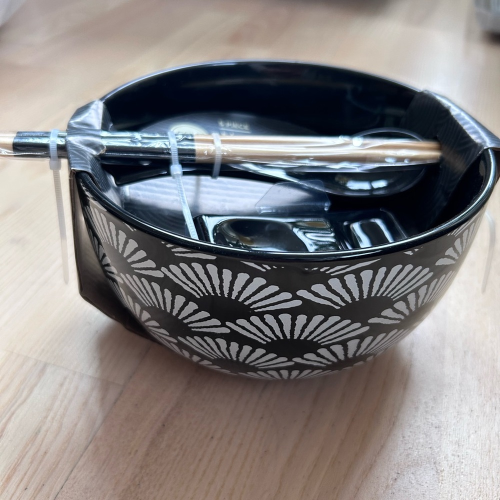NWT Core Noodle Bowl Meal Set with Chopsticks and Chopsticks Rest - Picture 5 of 5